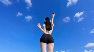 【哲风壁纸】举杯-夏日晴空-美腿.png